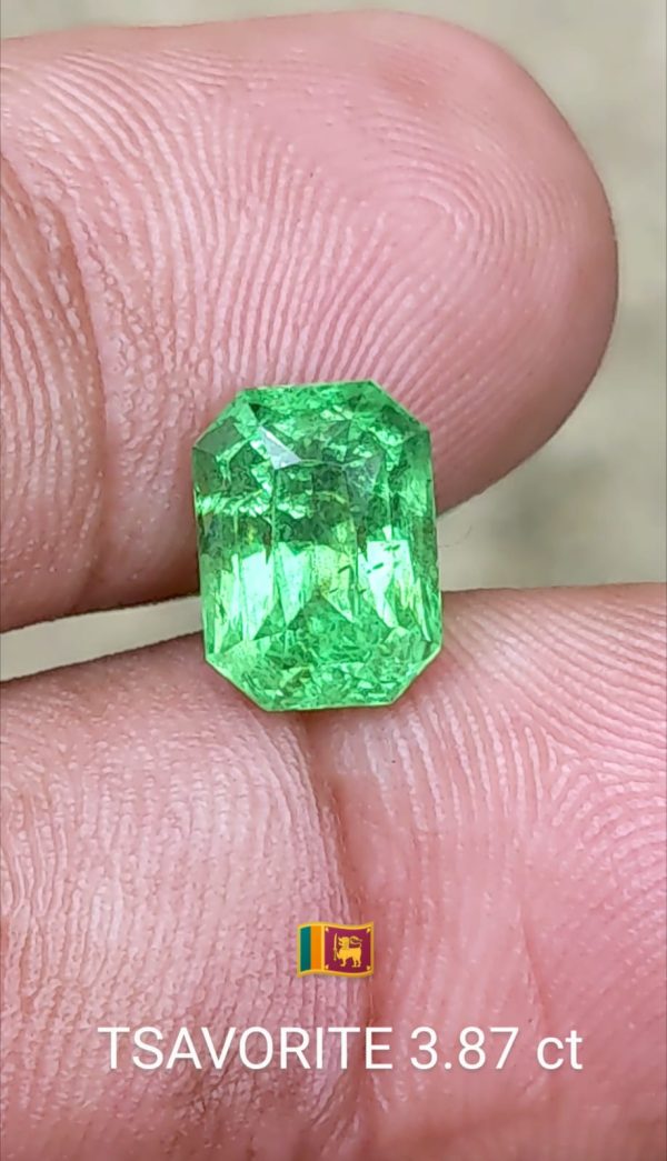 natural tsavorite 3.87 ct